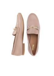 Dámske kožené mokasíny v špinavo ružovej farbe BUTYD-0916A-5D(W26), pohľad na produkt zhora na bielom pozadí.