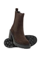 Dámske členkové čižmy na vysokom podpätku z hnedej semišovej látky BUTYD-1094-89(Z25), pohľad na produkt zhora a zdola na bielom podklade.