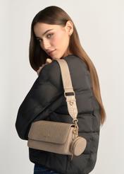 Malá béžová dámska kabelka z krokodílej kože TOREC-1171-1B(W26) - pohľad spredu na produkt, na modelke, na svetlom pozadí. Viditeľná polovica siluety.