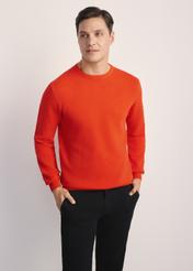 Oranžový pánsky sveter SWEMT-0181-30(Z25), pohľad spredu na modelku. Viditeľná polovica siluety.