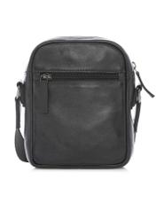 Čierna malá kožená pánska taška TORMS-0498-99(W26) - pohľad na produkt zozadu, na bielom pozadí.