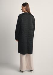 Dámska čierna dlhá prešívaná bunda KURDT-0631-99(W26) - pohľad na výrobok zozadu na modelke, na bielom pozadí. Viditeľná silueta.