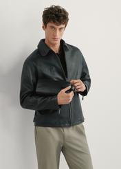 Čierna kožená pánska kozmetická taška TORMS-0412R-9I(W26), pohľad spredu na produkt na modelke, viditeľná polovica siluety.