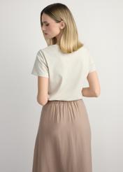 Svetlobéžové dámske tričko s logom TSHDT-0157-1A(W26), pohľad na produkt zozadu na modelke. Viditeľná polovica siluety.