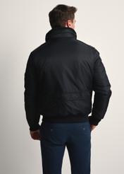 Pánska čierna bunda s golierom KURMT-0399-99(Z25), pohľad na produkt zozadu na modeli. Viditeľné celé telo.