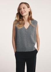Dámska vlnená vesta v sivej farbe SWEDT-0253-9D(Z26) -
Produkt je na modelke zobrazený spredu, pričom je viditeľná polovica jej siluety.