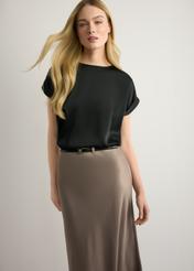 Čierna dámska blúzka BLUDT-0205-99(W26), pohľad spredu na produkt na modelke. Viditeľná polovica siluety.