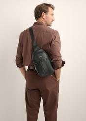 Čierna pánska kožená crossbody kabelka TORMS-0538-9I(Z26), pohľad spredu na produkt na modelke. Viditeľná polovica siluety.