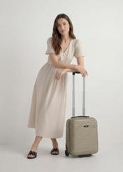 Príručný kufor na kolieskach WALAB-0040-2X-16(W26), pohľad na produkt spredu vedľa modelu, viditeľná je celá silueta.