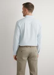 Pánska modrá bavlnená pruhovaná košeľa KOSMT-0354-7B(W26), pohľad na produkt zozadu na modelke. Viditeľná polovica siluety.