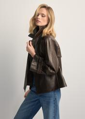 Dámska tmavohnedá kožená bunda KURDS-0604-1I(W26), bočný pohľad na produkt na modelke. Viditeľná polovica siluety.