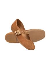 Dámske semišové balerínky v ťavej farbe BUTYD-1243-1D(W26), diagonálny pohľad na produkt na bielom pozadí.