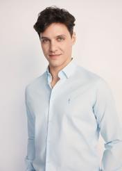 Pánska modrá košeľa KOSMT-0351-62(Z25) - pohľad spredu na produkt na modelke na bielom pozadí. Viditeľná polovica siluety.