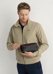 Čierna pánska kozmetická taška TORMN-0397-9J(W26), pohľad na produkt v ruke modelky, na svetlom pozadí.