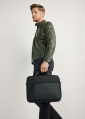 Čierna taška na notebook TORMN-0401-99(W26) - pohľad spredu na produkt, ktorý drží modelka, na svetlom pozadí. Viditeľná je polovica siluety.
