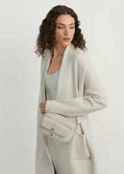 Malá krémová dámska kabelka TOREC-1174-0B(W26), pohľad na produkt na ramene modelky. Viditeľná polovica siluety.