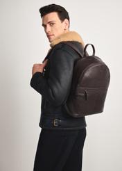 Pánsky kožený batoh tmavohnedý TORMS-0458-89(Z25), diagonálny pohľad na produkt na modeli, viditeľná polovica siluety.