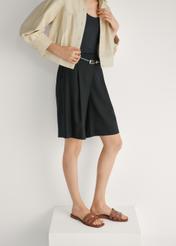 Dámske kožené žabky v ťavej farbe BUTYD-1224-1D(W26), bočný pohľad na produkt na nohách modelky, na svetlom pozadí.