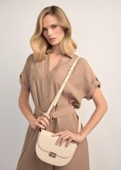 Dámska polkruhová kabelka cez rameno krémovej farby TOREC-1127-0B(W26), pohľad na produkt na modelkinom ramene. Viditeľná polovica siluety.