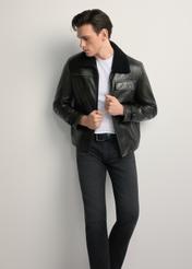 Pánsky kožený kabát z ovčej kože KOZMS-0023-3188(Z25), pohľad spredu na výrobok na modeli. Viditeľná celá silueta.