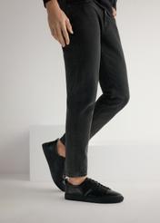 Čierne pánske kožené topánky BUTYM-0430A-99(W25), bočný pohľad na produkt na modeli, viditeľná polovica siluety.