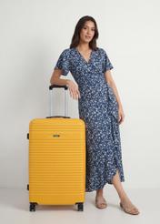 Veľký kufor na kolieskach WALAB-0040-2B-28(W26), pohľad na produkt spredu vedľa modelu, viditeľná je celá silueta.