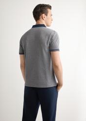 Pánske tmavomodré polo tričko POLMT-0068-7E(W26), pohľad na produkt zozadu na modelke. Viditeľná polovica siluety.