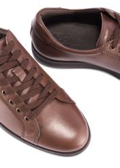 Hnedé pánske kožené topánky BUTYM-0513-89(Z25) - detailný záber produktu zhora na bielom pozadí.