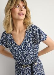 Modré kvetinové midi šaty SUKDT-0267-7P(W26), detailný záber na výrobok na siluete modelky.