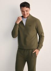 Pánska khaki mikina bez kapucne BLZMT-0067-55(Z25), pohľad spredu na produkt na modelke. Viditeľná polovica siluety.