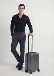 Malý kufor na kolieskach WALAB-0073-9C-19(W26), diagonálny pohľad na produkt vedľa siluety modelky.