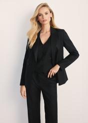 Čierna dámska bunda ZAKDT-0045-99(Z25) - pohľad spredu na produkt na modeli. Je viditeľná polovica siluety.