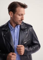 Pánska motorkárska bunda z pravej kože KURMS-0292-99(KS), pohľad spredu na produkt na modelke. Viditeľná polovica siluety.