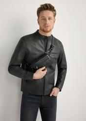 Malá čierna kožená pánska taška TORMS-0492-99(W26), pohľad na produkt spredu na modeli, viditeľná celá silueta.