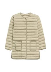 Dámska olivová bunda s prírodnou izoláciou KURDT-0636-8E(W26) - pohľad na produkt spredu, na bielom pozadí.