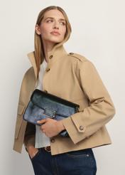 Čierna dámska taška cez rameno TOREC-1167-9F(W26) - pohľad spredu na produkt, ktorý drží modelka, na svetlom pozadí. Viditeľná je polovica siluety.