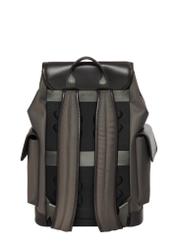 Pánsky khaki batoh TORMN-0436-8B(Z26), pohľad zozadu na produkt na bielom pozadí.