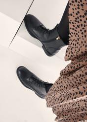 Čierne dámske kožené členkové čižmy BUTYD-1115-99(Z25), pohľad na produkt na nohách modelky na svetlom pozadí.