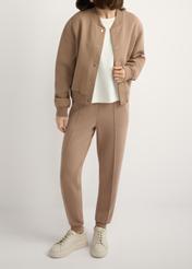 Dámske kožené topánky na platforme BUTYD-1258-0B(W26), pohľad spredu na produkt na nohách modelky.