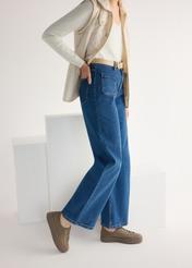 Damen-Sneaker aus Leder in der coolen Farbe Beige BUTYD-1062-1K(W26), Seitenansicht des Produkts am Model, die Hälfte der Silhouette ist sichtbar.