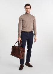 Hnedá kožená veľká pánska taška TORMS-0103-1H(W26), pohľad na produkt v ruke modelky, na svetlom pozadí.