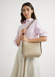 Svetlobéžová kožená kabelka TORES-1254-1A(W26), pohľad na produkt na ramene modelky. Viditeľná polovica siluety.