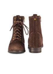 Dámske hnedé semišové členkové čižmy BUTYD-1008-89(Z25), pohľad na produkt spredu a zozadu na bielom pozadí.