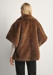 Hnedá dámska vesta KAMDP-0007-89(Z25), pohľad na produkt zozadu na modelke, viditeľná polovica siluety.