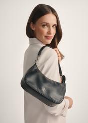 Malá čierna dámska kabelka TOREC-1134-99(W26) - pohľad spredu na produkt, na modeli, na bielom pozadí. Viditeľná polovica siluety.