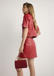 Malá prešívaná dámska kabelka v červenej farbe TOREC-1150-4B(W26), pohľad spredu na produkt na modelke, viditeľná polovica siluety.