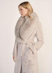 Svetlobéžový obojstranný dlhý dámsky kabát z ovčej kože KOZDS-0089-3037(Z25) - pohľad spredu na bielom pozadí. Viditeľná polovičná silueta.