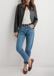 Dámske hnedé zapletené balerínky BUTYD-1249-1H(W26), pohľad spredu na produkt na nohách modelky.