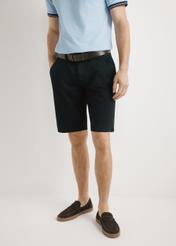 Pánske čierne bavlnené šortky SZOMT-0029-99(W26), pohľad spredu na produkt na modelke. Viditeľná polovica siluety.