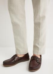 Pánske tmavohnedé kožené topánky BUTYM-0540-1I(W26), pohľad spredu na produkt na nohách modelu.